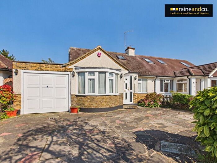 3 Bedroom Bungalow For Sale In Fairacres Close, Potters Bar, EN6