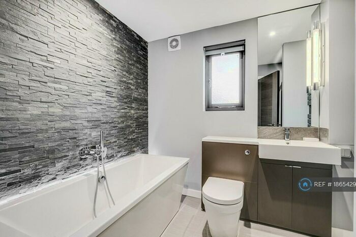 2 Bedroom Flat To Rent In Romeland Hill, St. Albans, AL3