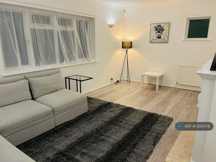 3 Bedroom Semi-Detached House To Rent In Keel Drive, Slough, SL1