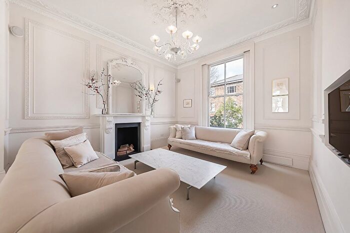 3 Bedroom Flat To Rent In Stafford Terrace, Kensington, W8