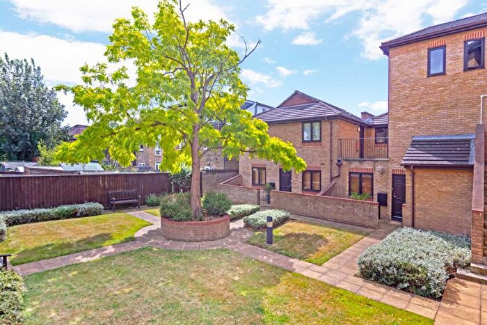 2 Bedroom Flat To Rent In Hardman Road, Kingston Upon Thames, KT2