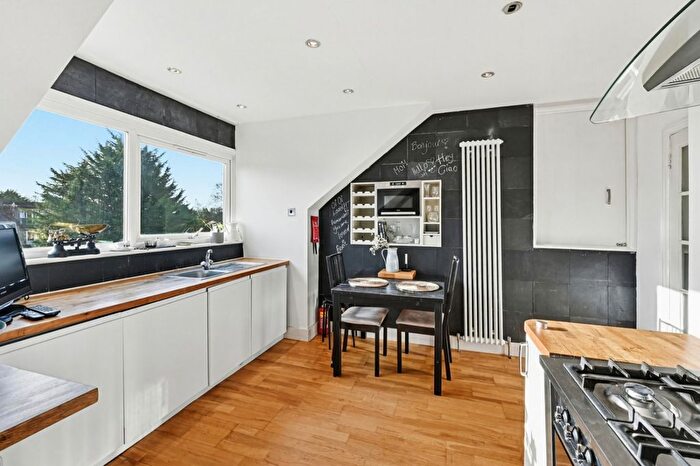 2 Bedroom Flat For Sale In Bromley Road, Beckenham, BR3