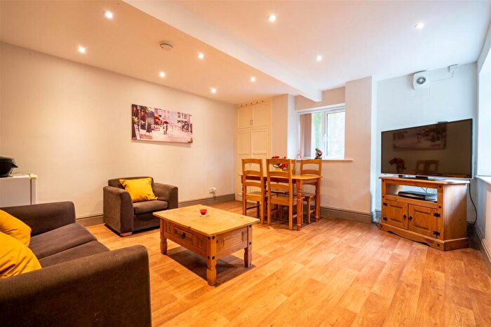 3 Bedroom Flat To Rent In A Tapton House Road, Sheffield, S10