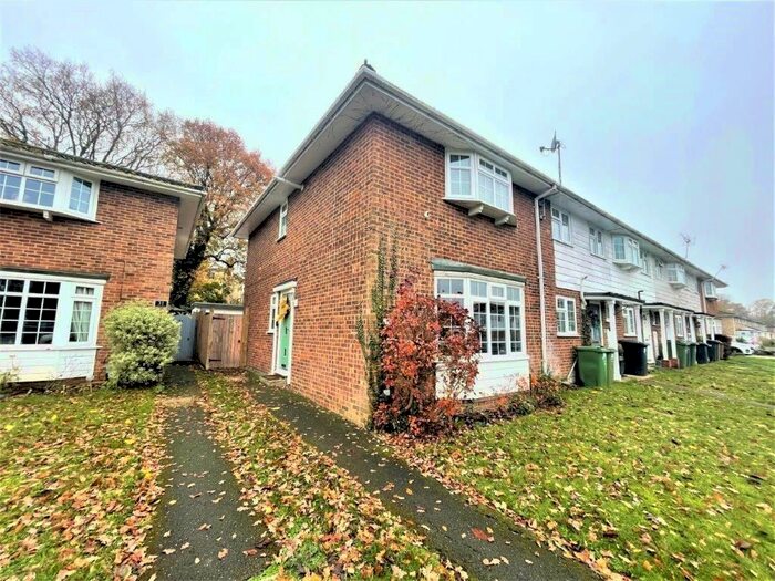 Houses for sale & to rent in GU2 9LL, Hallowes Close, Stoughton Guildford
