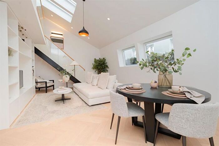 2 Bedroom Flat For Sale In Redcliffe Gardens, London, SW10