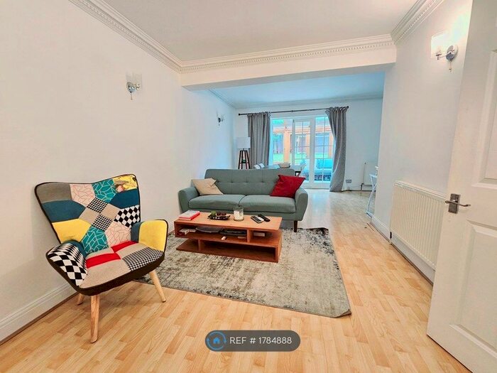 4 Bedroom Bungalow To Rent In Sandy Lane, Orpington, BR6