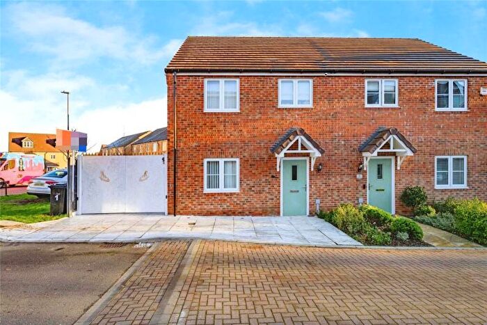 3 Bedroom Semi-Detached House For Sale In Weltmore Road, Luton, LU3