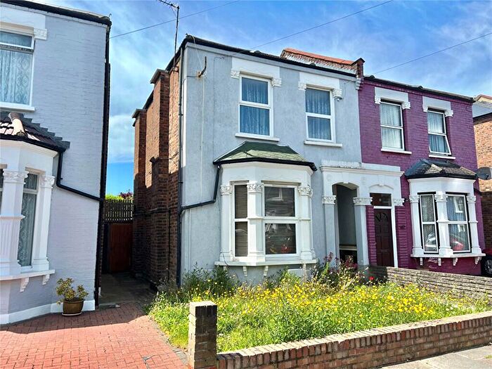 2 Bedroom Maisonette For Sale In Westbury Road, South Gate, London, Southgate, N11