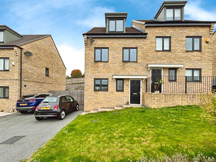 3 Bedroom Town House For Sale In Poplars Park Road, Bradford, BD2