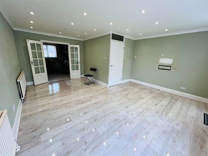 5 Bedroom End Of Terrace House To Rent In Midsummer Avenue, Hounslow, TW4