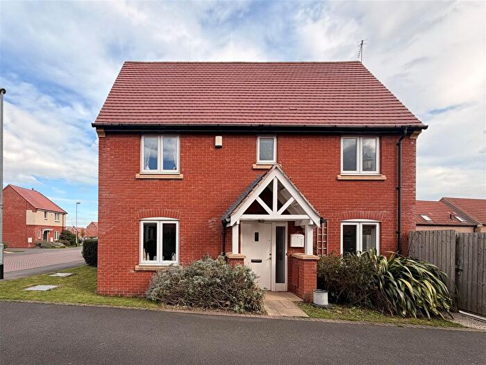 3 Bedroom Link Detached House For Sale In Highland Drive, Loughborough, LE11