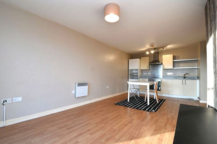 3 Bedroom Flat For Sale In Pilgrims Way, Ladywell Point, M50