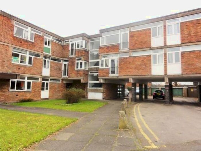2 Bedroom Flat To Rent In The Lindens, Wolverhampton, WV6