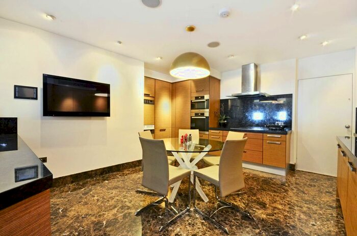 3 Bedroom Flat To Rent In Onslow Square, South Kensington, London, SW7
