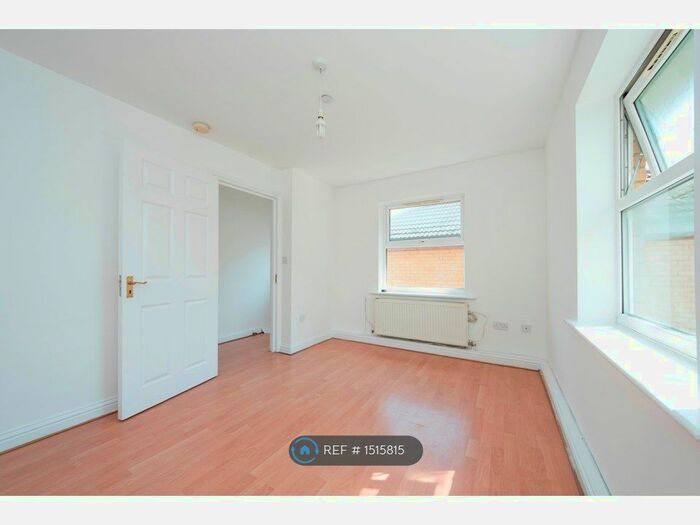 2 Bedroom Flat To Rent In Uplands Close, London, SE18