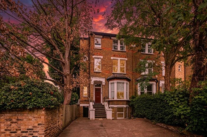 2 Bedroom Flat For Sale In Grange Park, Ealing, London, W5