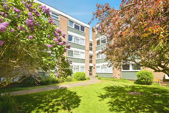 2 Bedroom Flat For Sale In Abbots Park, St. Albans, AL1