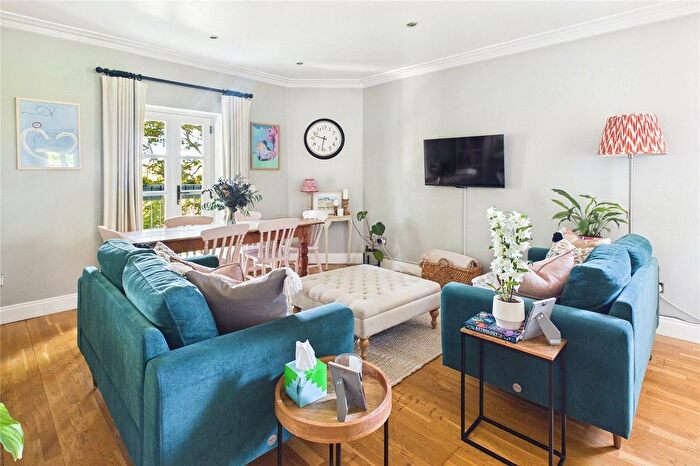 2 Bedroom Flat For Sale In Streatham High Road, London, SW16