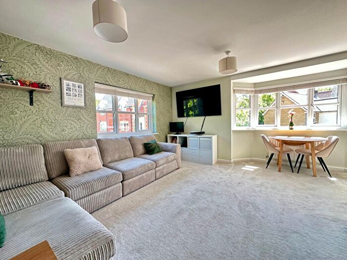 2 Bedroom Flat For Sale In Bramble Tye, Noak Bridge, SS15