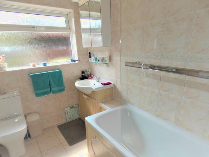 2 Bedroom Detached Bungalow For Sale In Bridge Close, Bursledon, Southampton, SO31