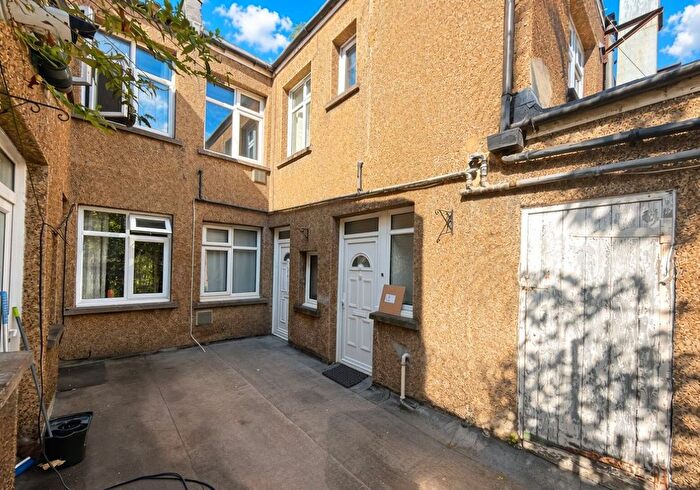 3 Bedroom Flat For Sale In B Brighton Road, Coulsdon, Surrey, CR5
