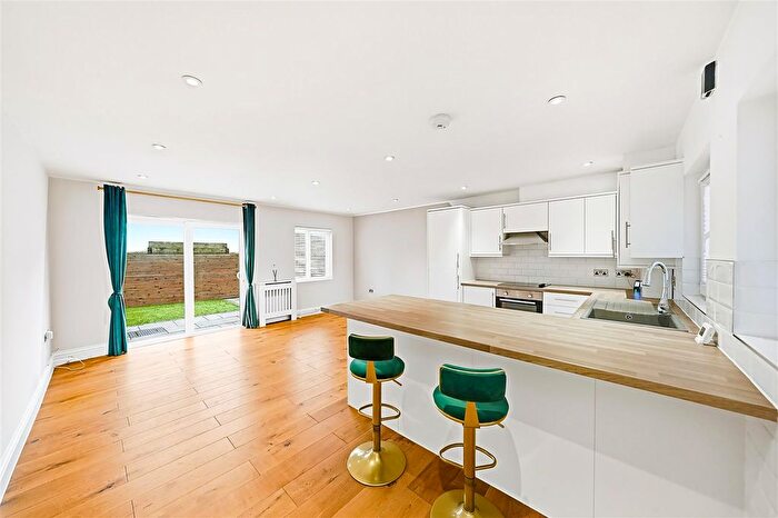 1 Bedroom Flat For Sale In Waterside, Crayford, Kent, DA1