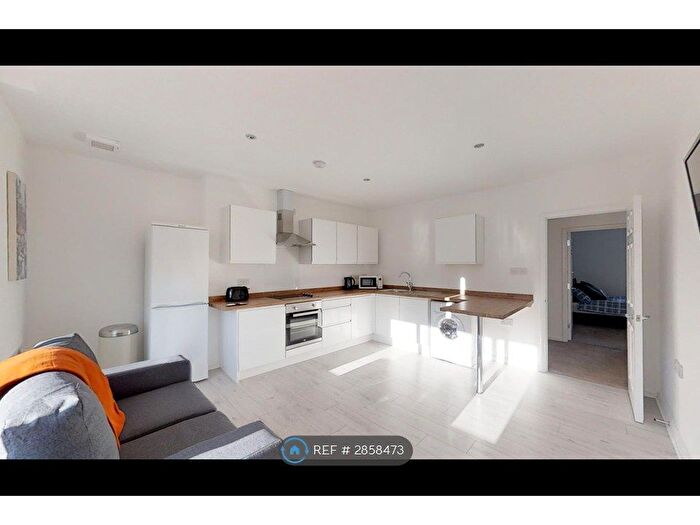 2 Bedroom Flat To Rent In New Road Avenue, Chatham, ME4