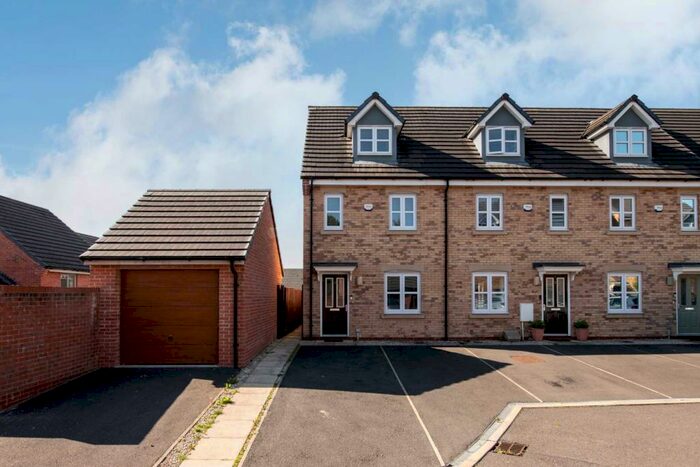 3 Bedroom Town House To Rent In Travers Street, Salford, M7