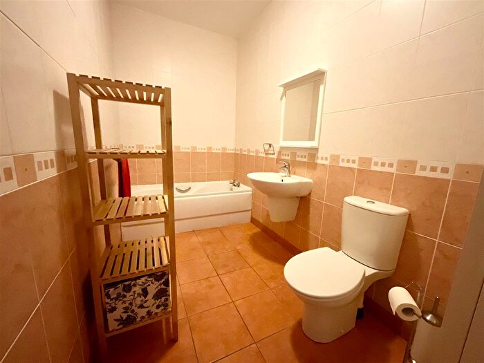 2 Bedroom Flat For Sale In Prince Of Wales Terrace, Scarborough, YO11