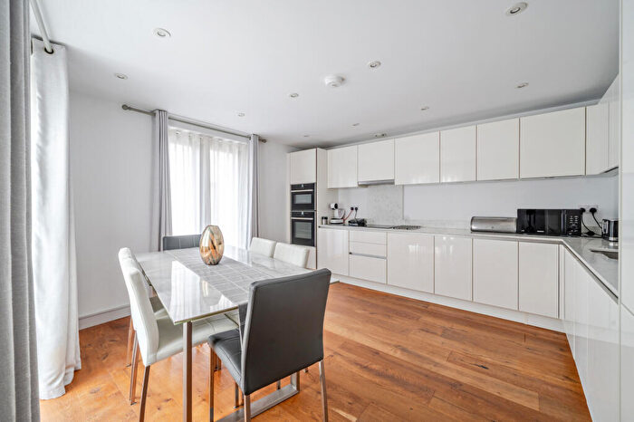 3 Bedroom Flat For Sale In Gingell House, Bristol, BS1