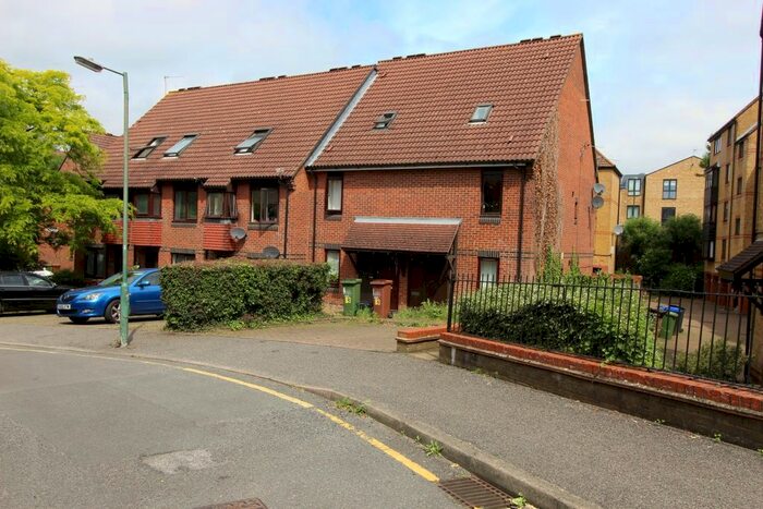 2 Bedroom Flat To Rent In Turnpike Lane, Sutton, Surrey, SM1