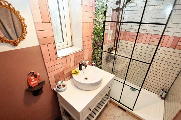 3 Bedroom End Of Terrace House For Sale In Knowlwood Road, Todmorden, OL14