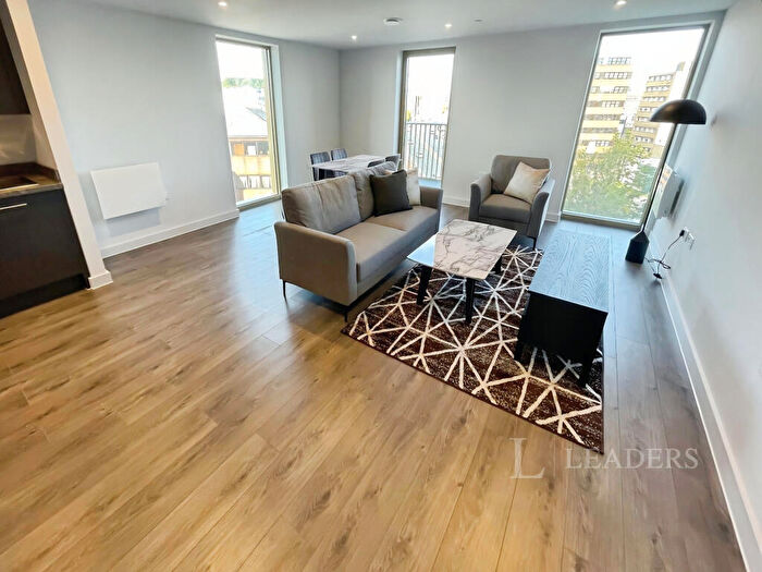 2 Bedroom Flat To Rent In Castle Street, Luton, Bedfordshire, LU1