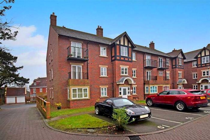 2 Bedroom Flat To Rent In Fenby Gardens, Scarborough, North Yorkshire, YO12
