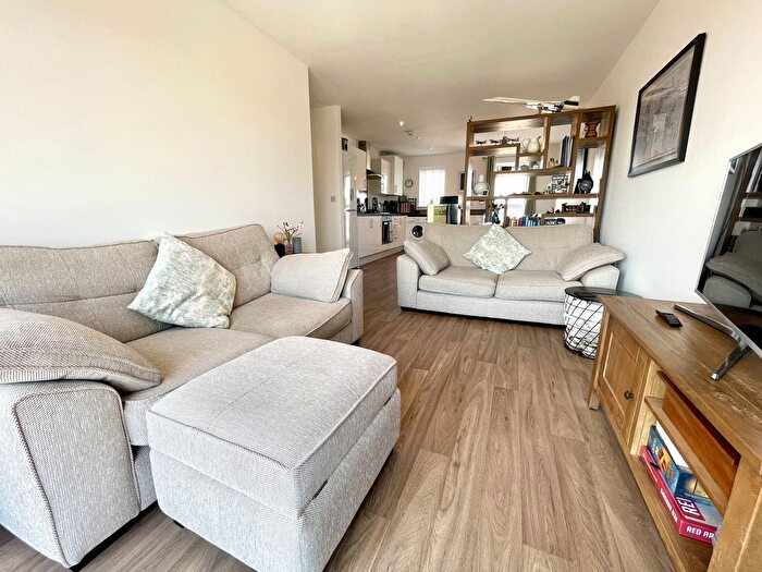 2 Bedroom Flat To Rent In Tall Elms Road, Bristol, BS34