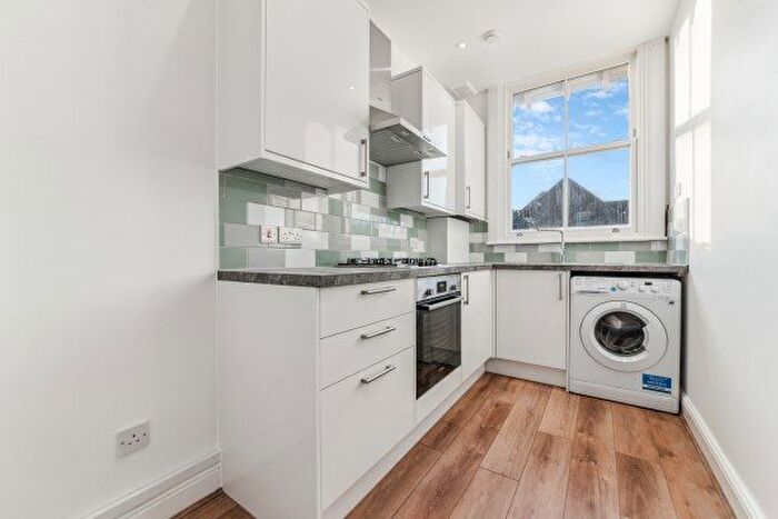 2 Bedroom Flat To Rent In Tooting Bec Gardens, London, SW16