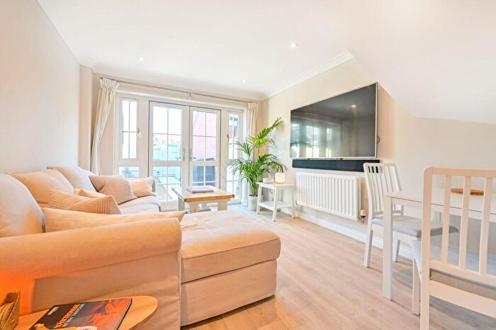 3 Bedroom End Of Terrace House To Rent In Derisley Close, Byfleet, West Byfleet, KT14