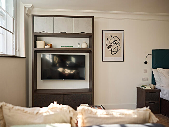 Apartment To Rent In Apt, - Cookridge Street #, LS2