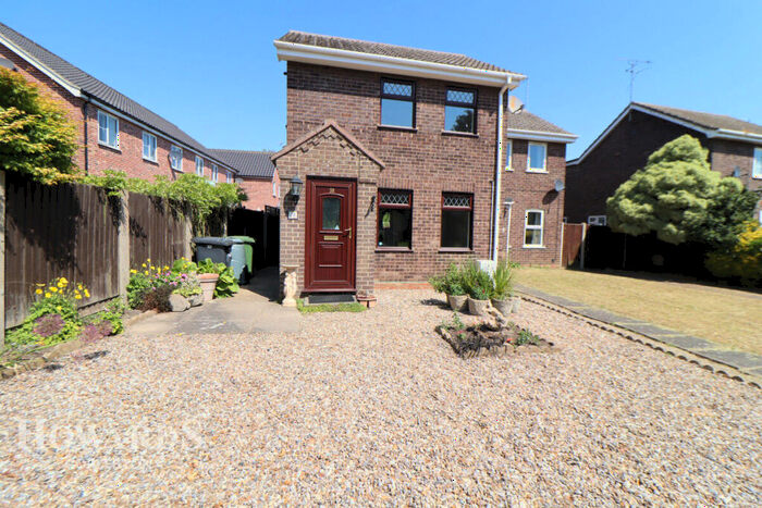 2 Bedroom Link Detached House For Sale In The Laurels, Hopton, NR31