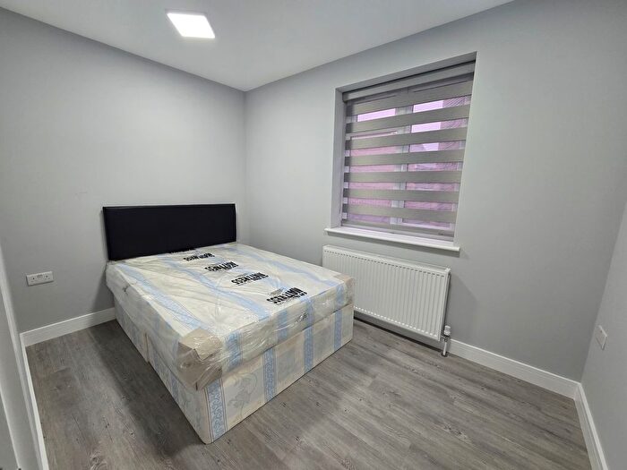 3 Bedroom Flat To Rent In Durnsford Road, Southfields, South West London, SW19