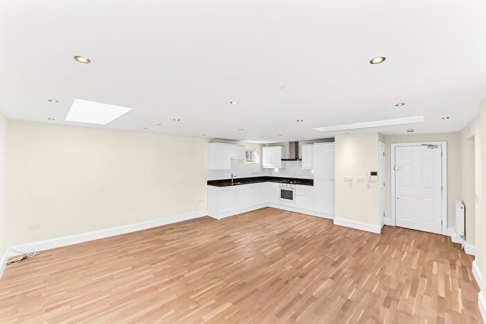 2 Bedroom Flat To Rent In High Street, Uxbridge, UB8