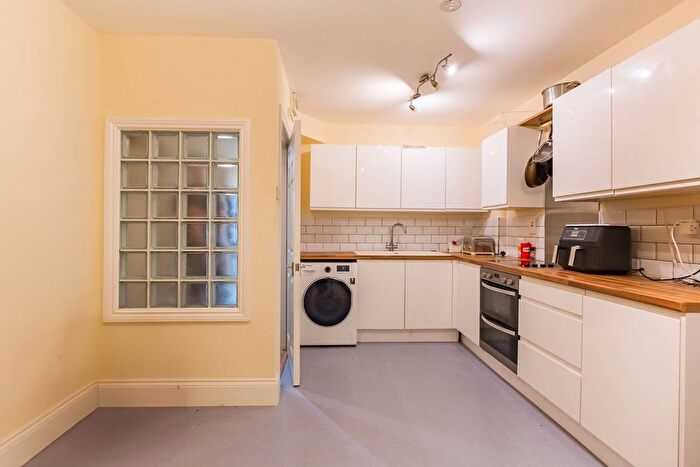 2 Bedroom Flat To Rent In Bow Road, Tower Hamlets, London, E3
