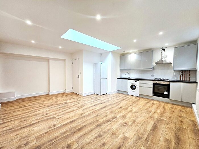 1 Bedroom Flat To Rent In Limerick Mews, London, N2