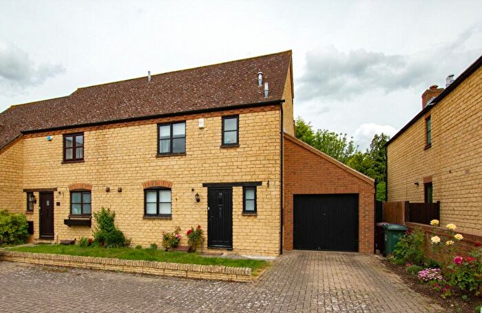 3 Bedroom Semi-Detached House To Rent In Foxdown Close, Kidlington, Oxfordshire, OX5