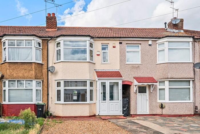 2 Bedroom Terraced House For Sale In Connaught Avenue, Enfield, EN1