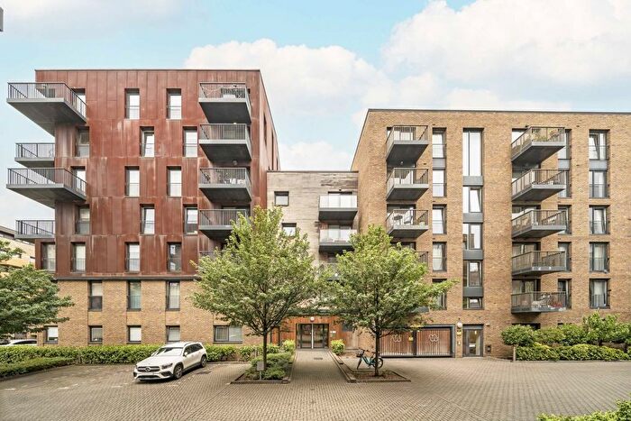 3 Bedroom Flat To Rent In Whiting Way, Whiting Way, SE16