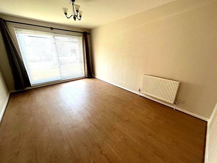 1 Bedroom Flat To Rent In Roundhedge Way, Enfield, EN2