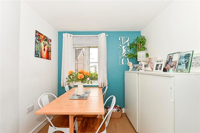 2 Bedroom Flat For Sale In Framfield Road, Uckfield, East Sussex, TN22