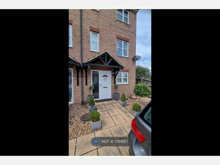 4 Bedroom Semi-Detached House To Rent In Friars Court, St Neots, PE19