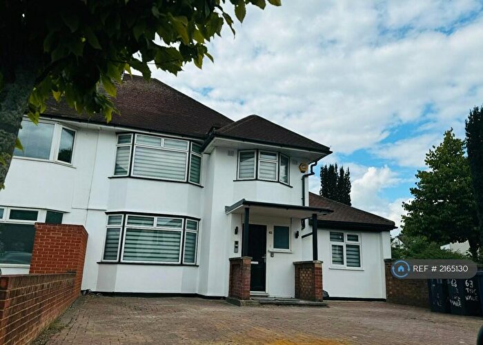 3 Bedroom Flat To Rent In The Vale, London, NW11